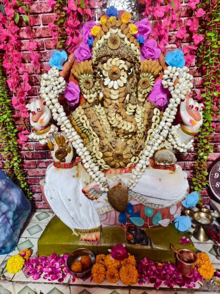 गणेश जी को 51 किलो मक्खन बड़ा का भोग लगा